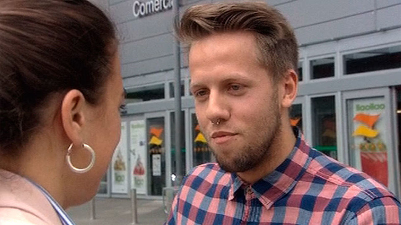 Dos chicos expulsados de un centro comercial por besarse