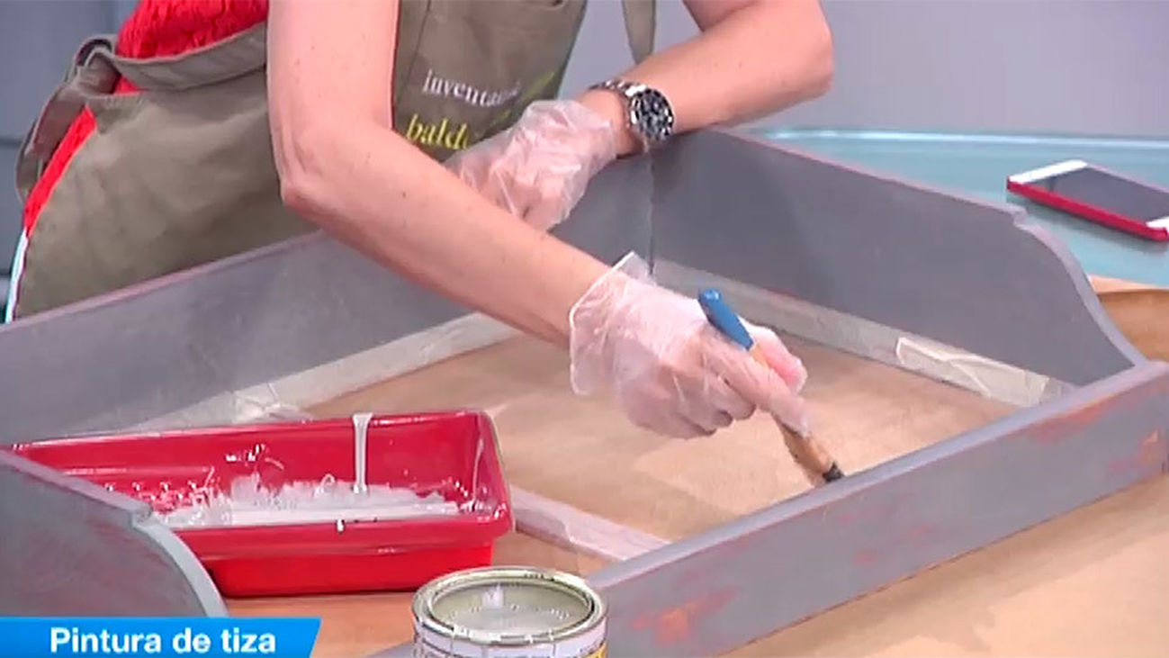 Aprende a decapar muebles con pintura de tiza