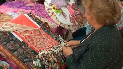 Carmena estudia montar un mercadillo artesanal con labores de mayores