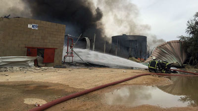 Los bomberos siguen trabajando en la nave incendiada de Arganda