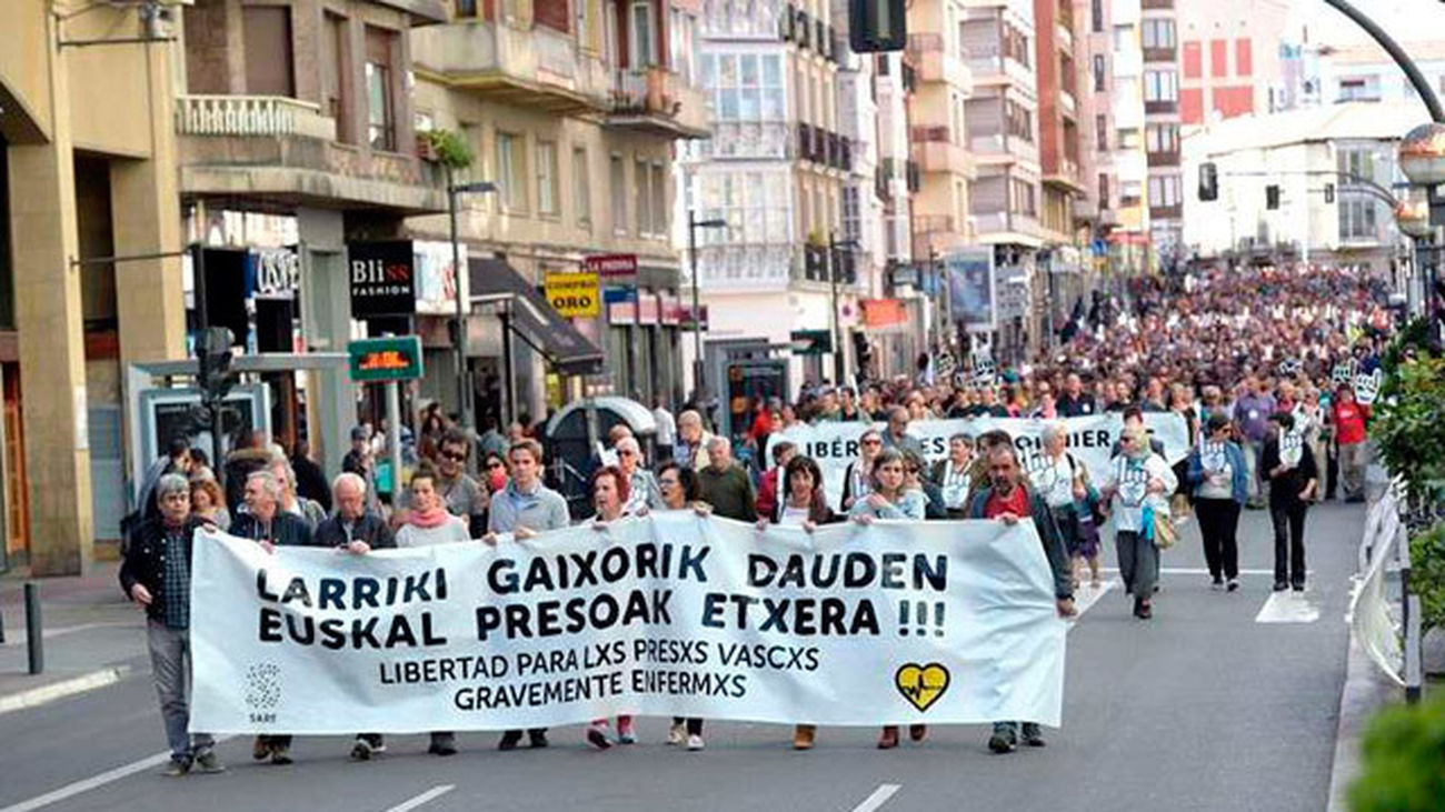 Miles de personas se manifiestan en Vitoria para reclamar la  liberación de los presos de ETA con enfermedades graves