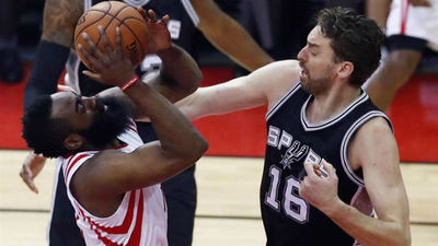 Harden y Rockets dan otra exhibición de triples y empatan ante los Spurs (2-2)