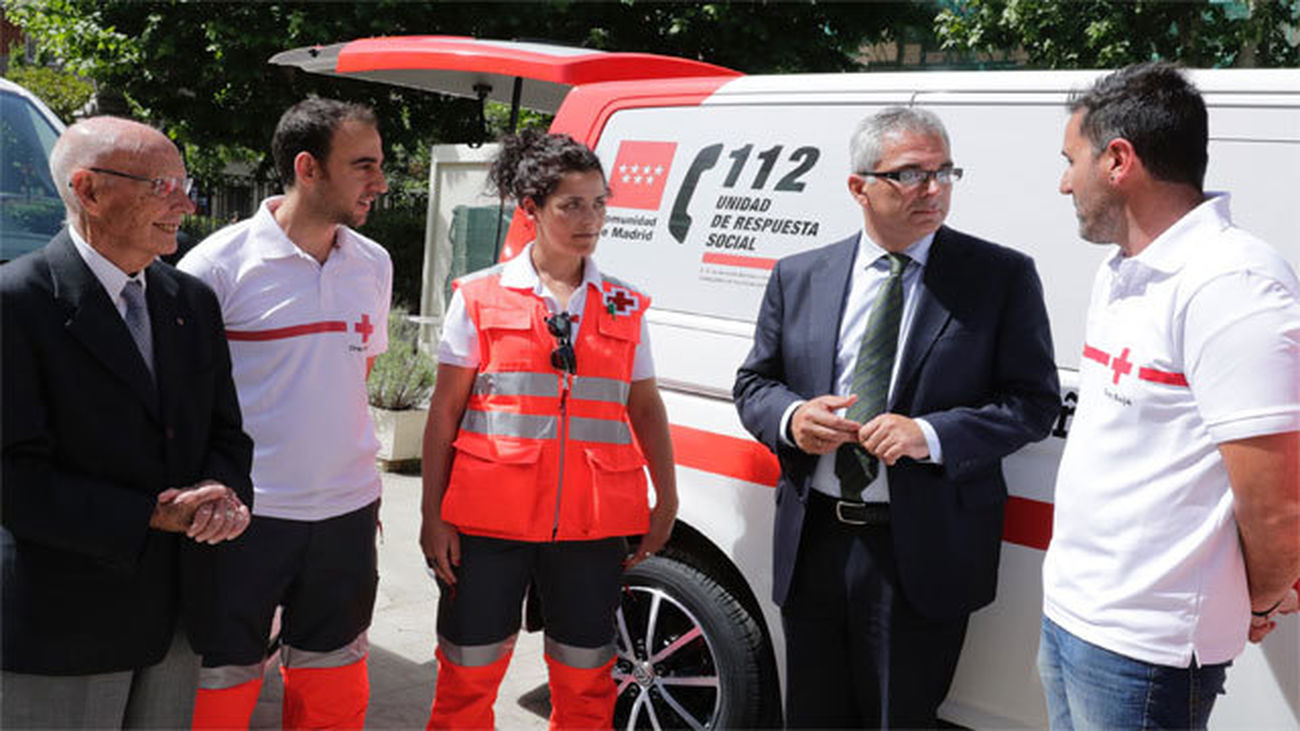 Carlos Izquierdo con personal de Cruz Roja