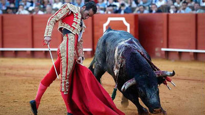 Pepe Moral corta las dos últimas orejas de la feria a una manejable 'miurada'