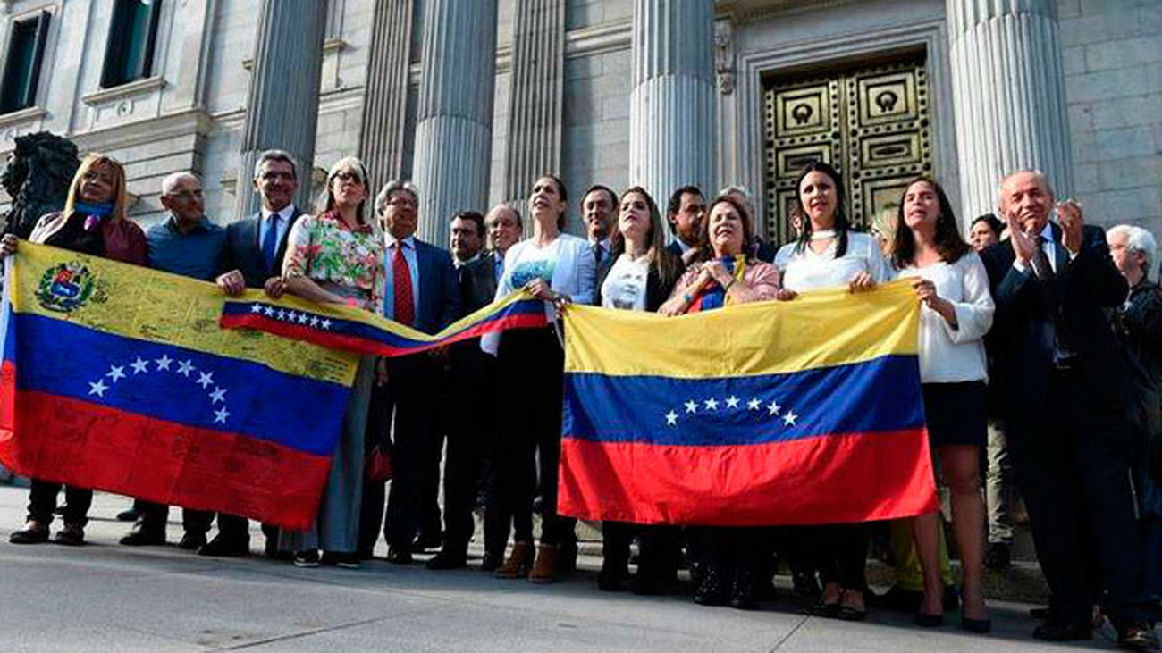 Amigos y familiares de presos Venezolanos, ante el Congreso de los Diputados