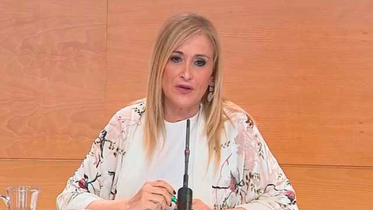 Cifuentes afea al PSOE que apoye la moción de censura de "postureo" de Podemos
