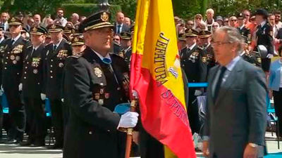 Zoido entrega la bandera de España a la Jefatura de Policía de Madrid