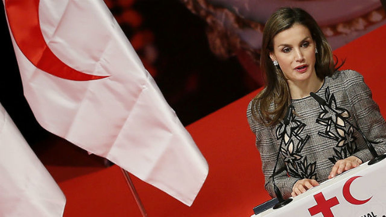 La Reina Letizia valora la labor de Cruz Roja con las mujeres