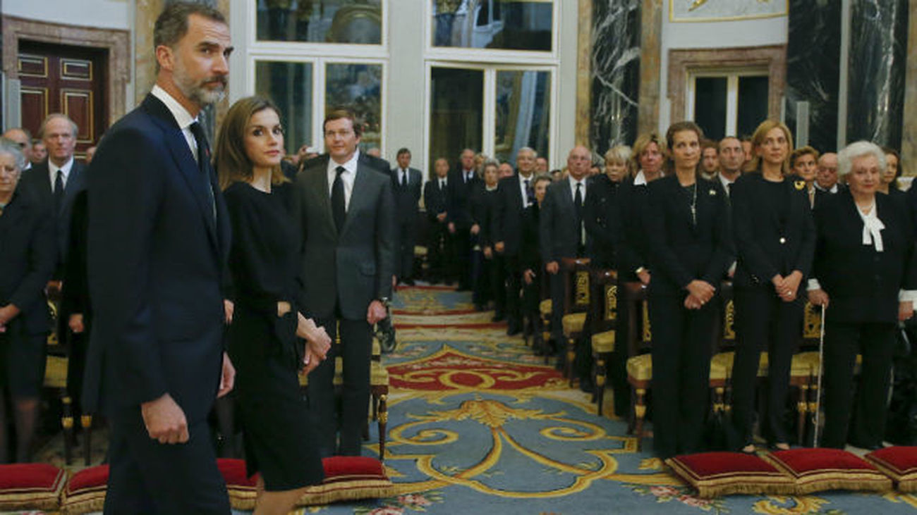 Los Reyes don Felipe y doña Letizia, durante el funeral por la infanta Alicia de Borbón-Parma