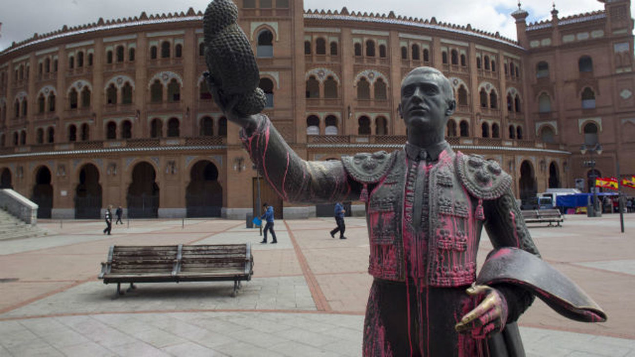 Rocían con pintura rosa todos los monumentos de los aledaños de Las Ventas