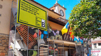 El Ayuntamiento de Torrelodones cubre su fachada con basura para concienciar a los vecinos