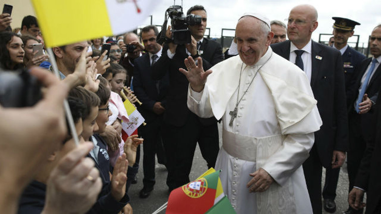 El papa Francisco saluda a los peregrinos durante una ceremonia de bienvenida en la base aérea del Monte Real