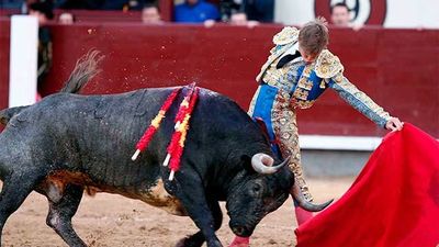 1ª de feria: Ovación para Jiménez. Percance de Galván