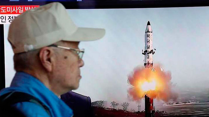 Corea del Norte prueba con éxito un nuevo misil balístico