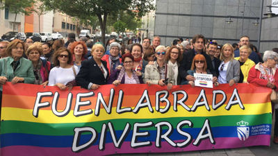 Decenas de parejas gays de la mano por el centro que expulsó a dos chicos por besarse