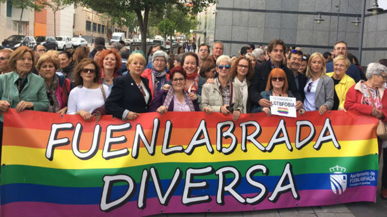 Decenas de parejas gays de la mano por el centro que expulsó a dos chicos por besarse