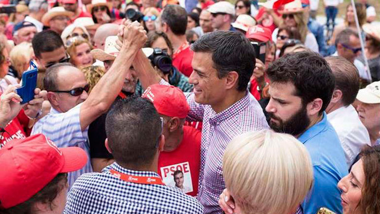 La mayoria de votantes socialistas prefieren a Sánchez al frente del PSOE