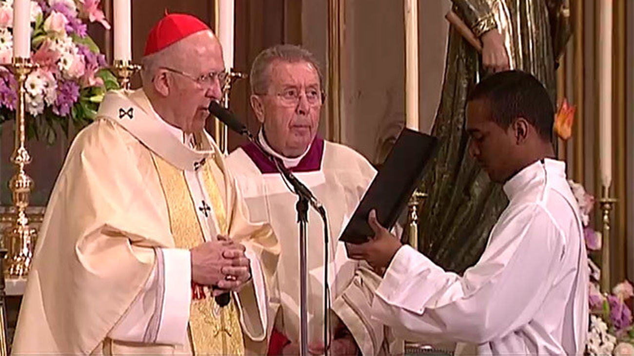 El cardenal Carlos Osoro ordena a una veintena de nuevos diáconos en la Almudena
