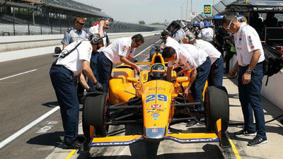 Alonso debuta en las 500 Millas de Indianápolis a medio segundo de los mejores