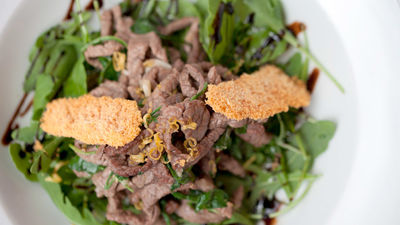 La receta del día: Straccetti de ternera con rúcula y crocante de parmesano