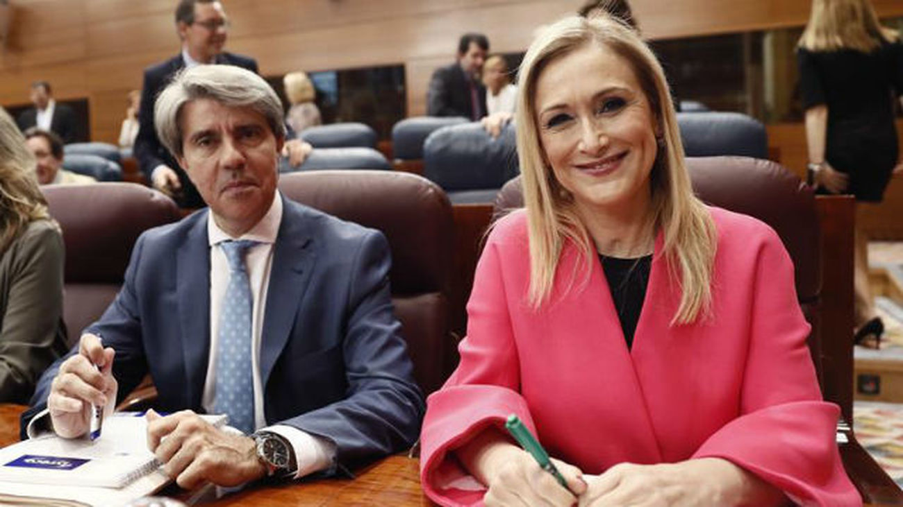 La presidenta de la Comunidad de Madrid, Cristina Cifuentes, junto al portavoz y consejero de Presidencia y Justicia, Ángel Gar