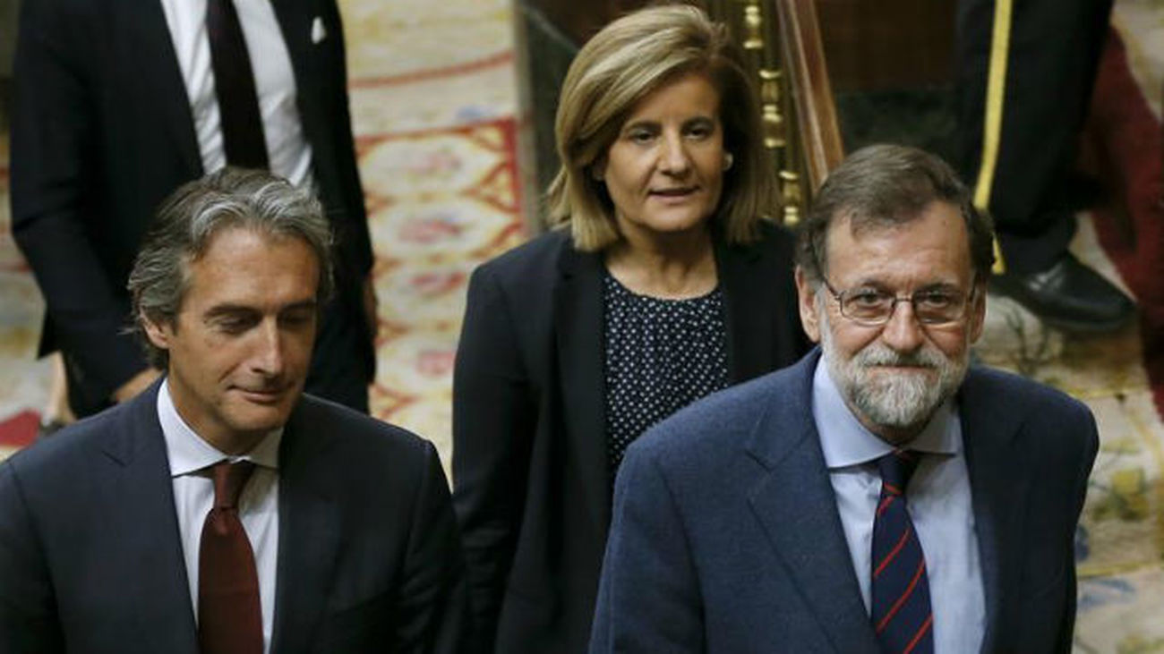 El presidente del Gobierno, Mariano Rajoy (d), el ministro de Fomento, Íñigo de la Serna, y la ministra de Empleo y Seguridad S