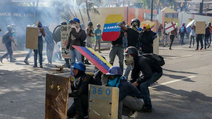 La oposición venezolana mantiene protestas y Capriles es impedido viajar a ONU