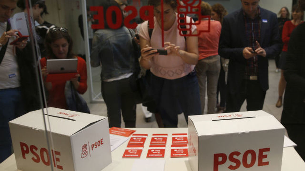 El PSOE acusa a Podemos de intentar interferir "al estilo Putin" en las primarias