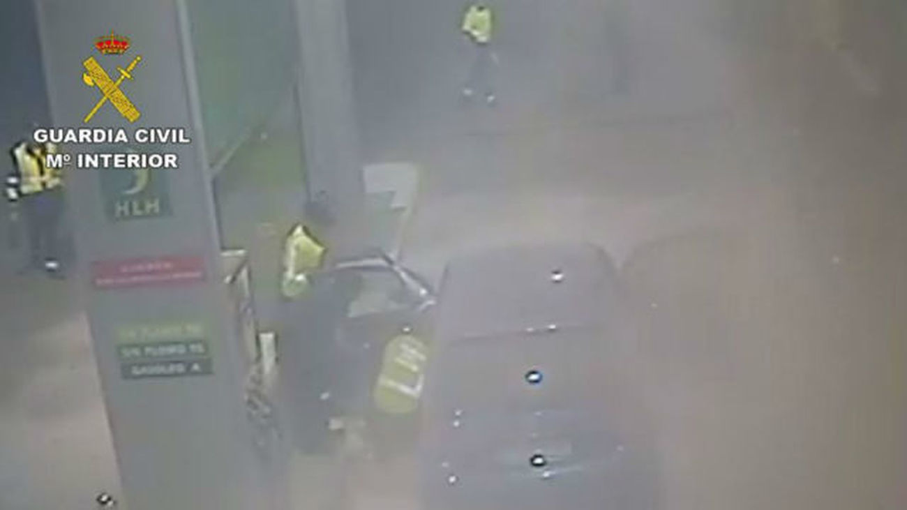 La Guardia Civil extingue el incendio  de un vehículo en una gasolinera