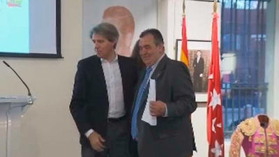 Sastre Justo Algaba y cirujano García Padrós, premios "Puertas de Madrid"