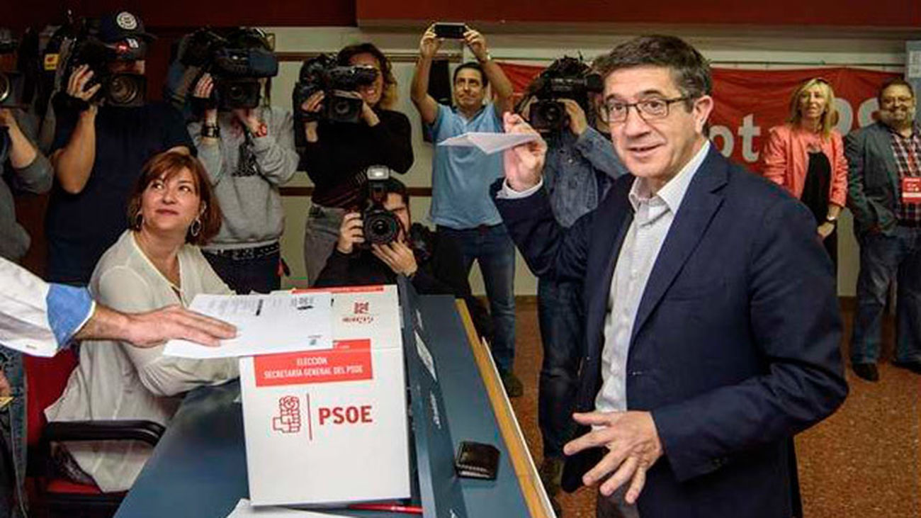 Patxi López, primero en votar, se ve con "fuerzas" para liderar el PSOE