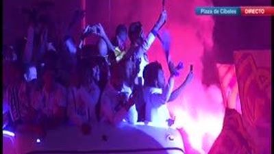 La afición recibe a los jugadores en Cibeles