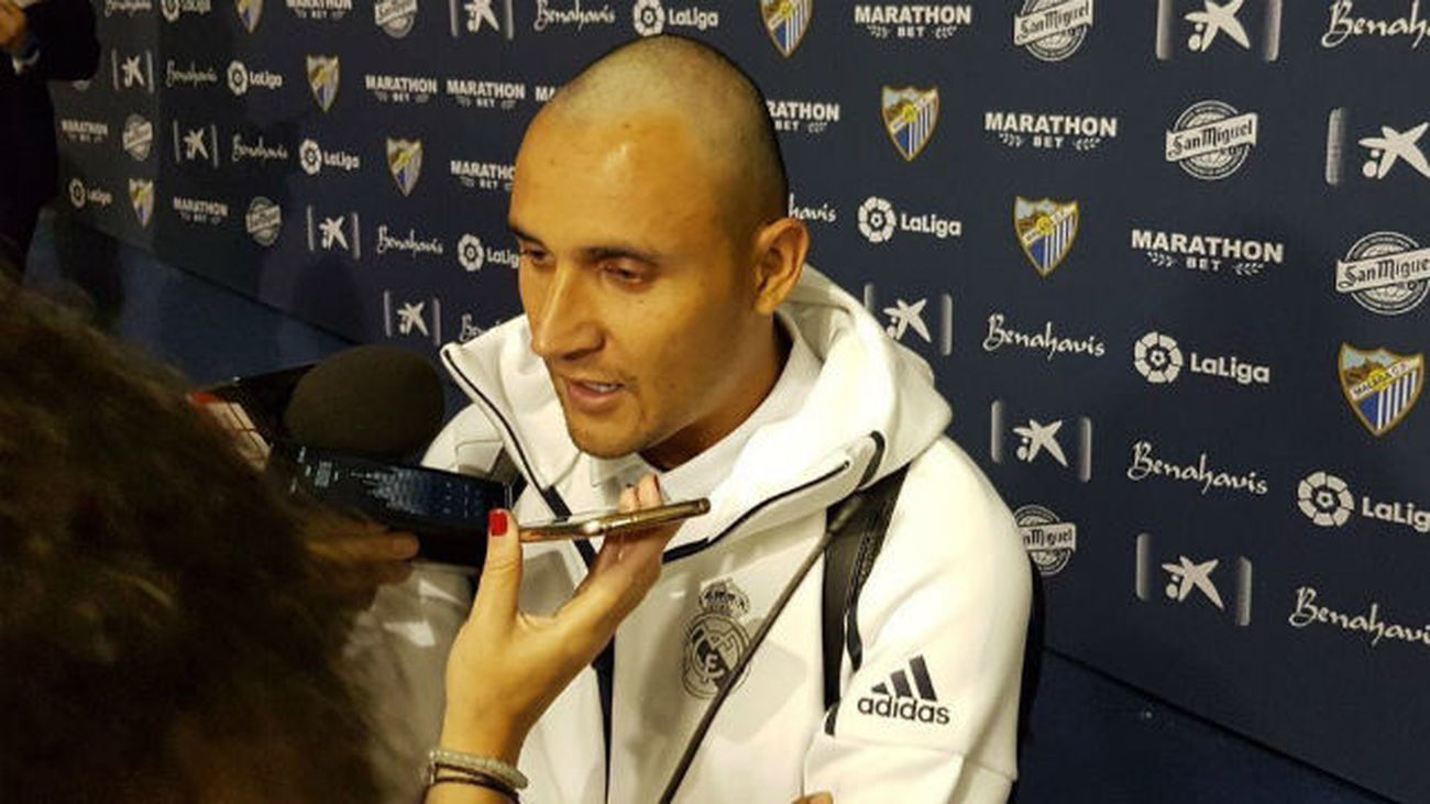 Navas se rapa cabeza en homenaje a los niños con cáncer