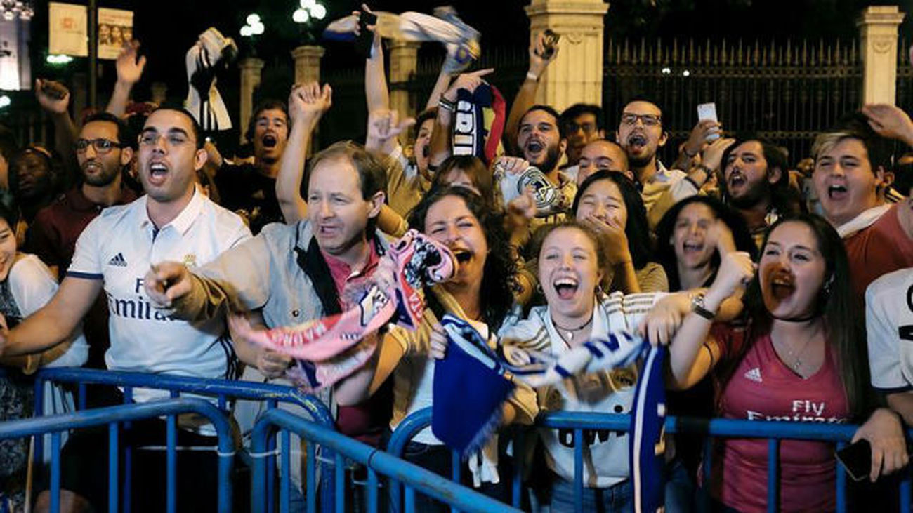 La afición madridista festeja el 33 título de Liga en Cibeles