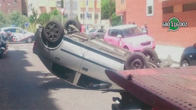 Impresionante vuelco de un coche en El Bercial (Getafe)