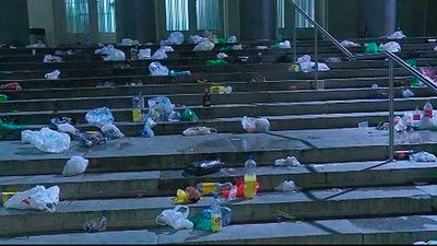 Carmena y la Complutense quieren que los estudiantes limpien tras los botellones