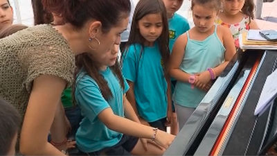 Dos pianos de cola en la calle para difundir la música a los niños de Usera
