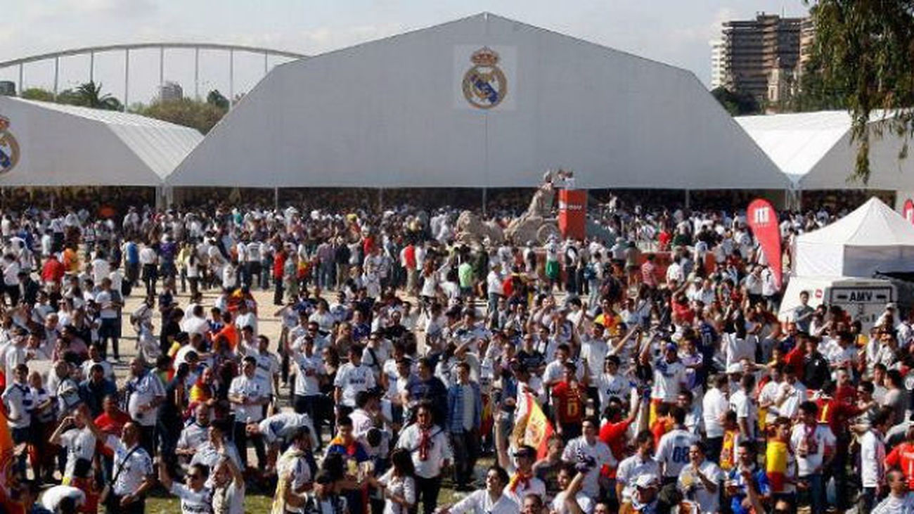 La UEFA no cancelará las 'fan zones'