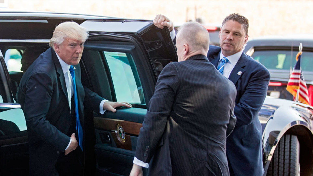 Donald Trump se apea de su coche oficial