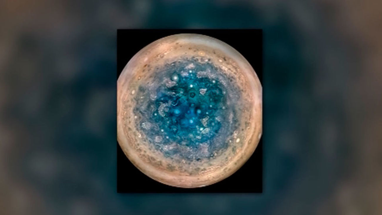 La nave Juno fotorafía los polos de Júpiter por primera vez
