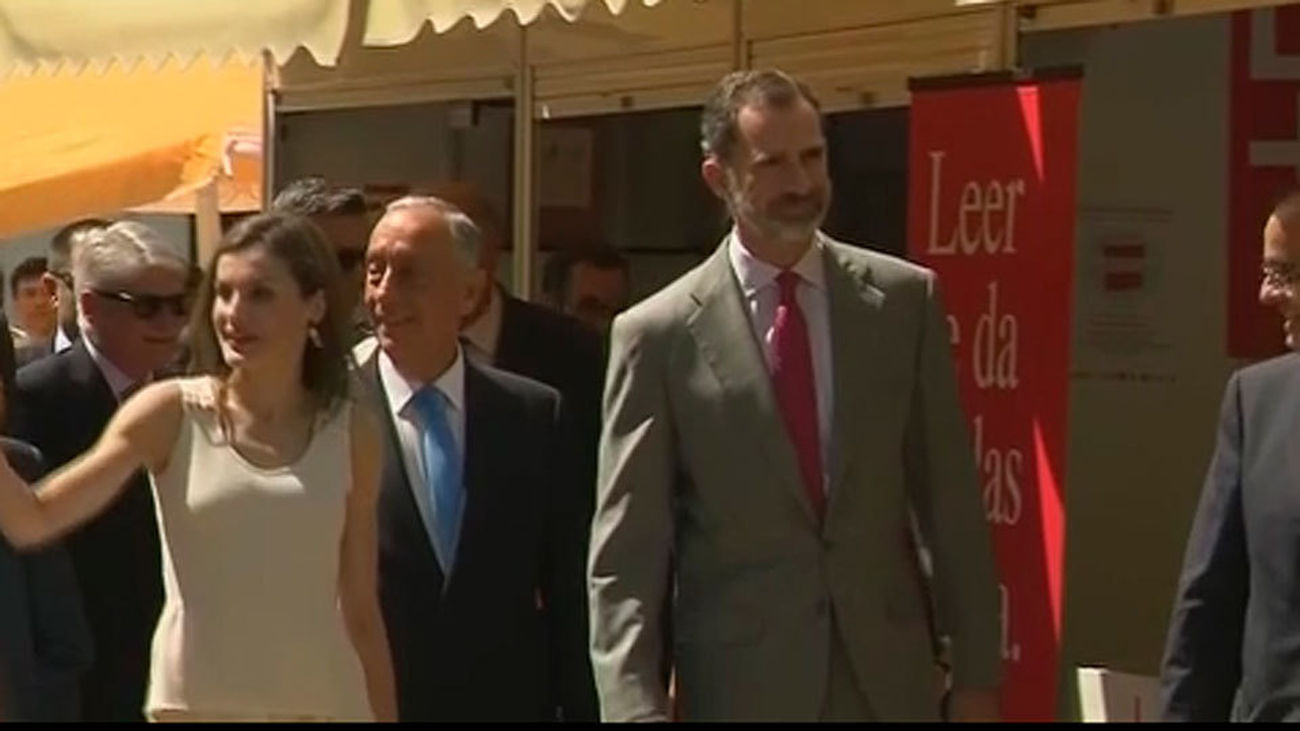 Los Reyes inauguran la Feria del Libro de Madrid con un guiño a la literatura ibérica