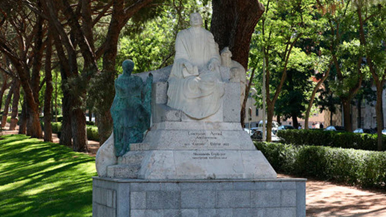 Estatua de Concepción Arenal en el parque del Oeste