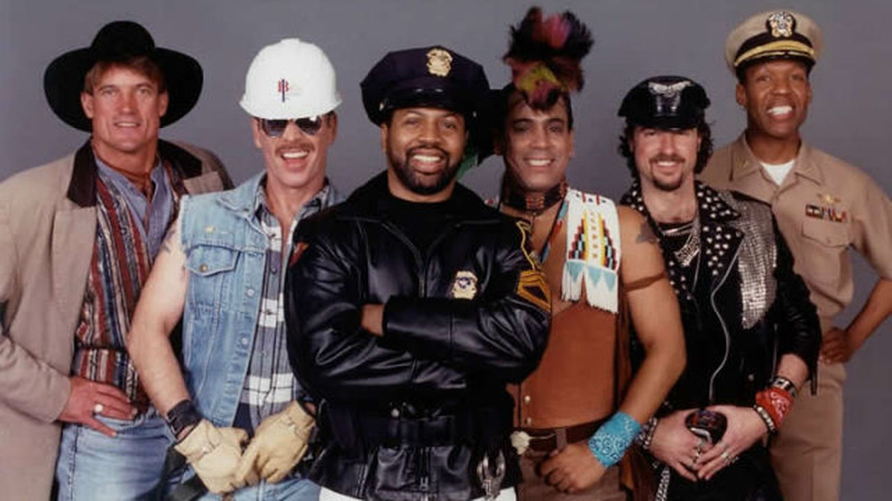 Plumas, casettes y cintas de vídeos. Lo más Gay de los 80