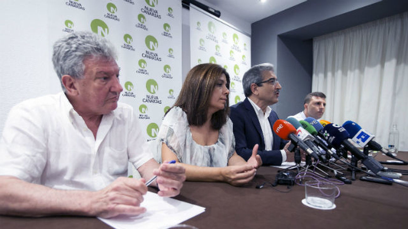 El presidente de Nueva Canarias (NC), Román Rodríguez junto a Pedro Quevedo, Carmen Hernández y Alejandro Jorge