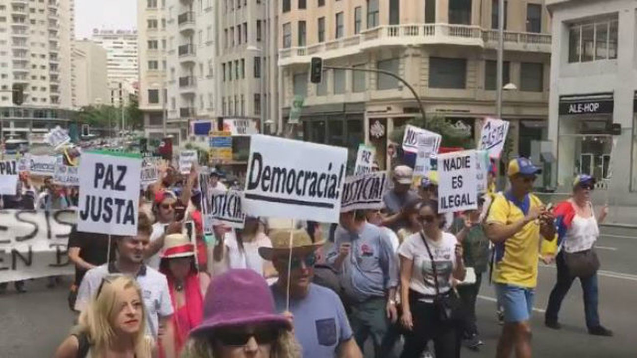 Cientos de venezolanos se manifiestan en Madrid al grito de "Maduro asesino"