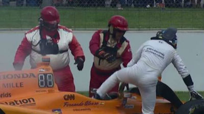 Alonso rompió el motor cuando luchaba por ganar las 500 Millas de Indianápolis