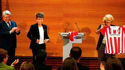Carmena recibe a las jugadoras del Atlético de Madrid Femenino