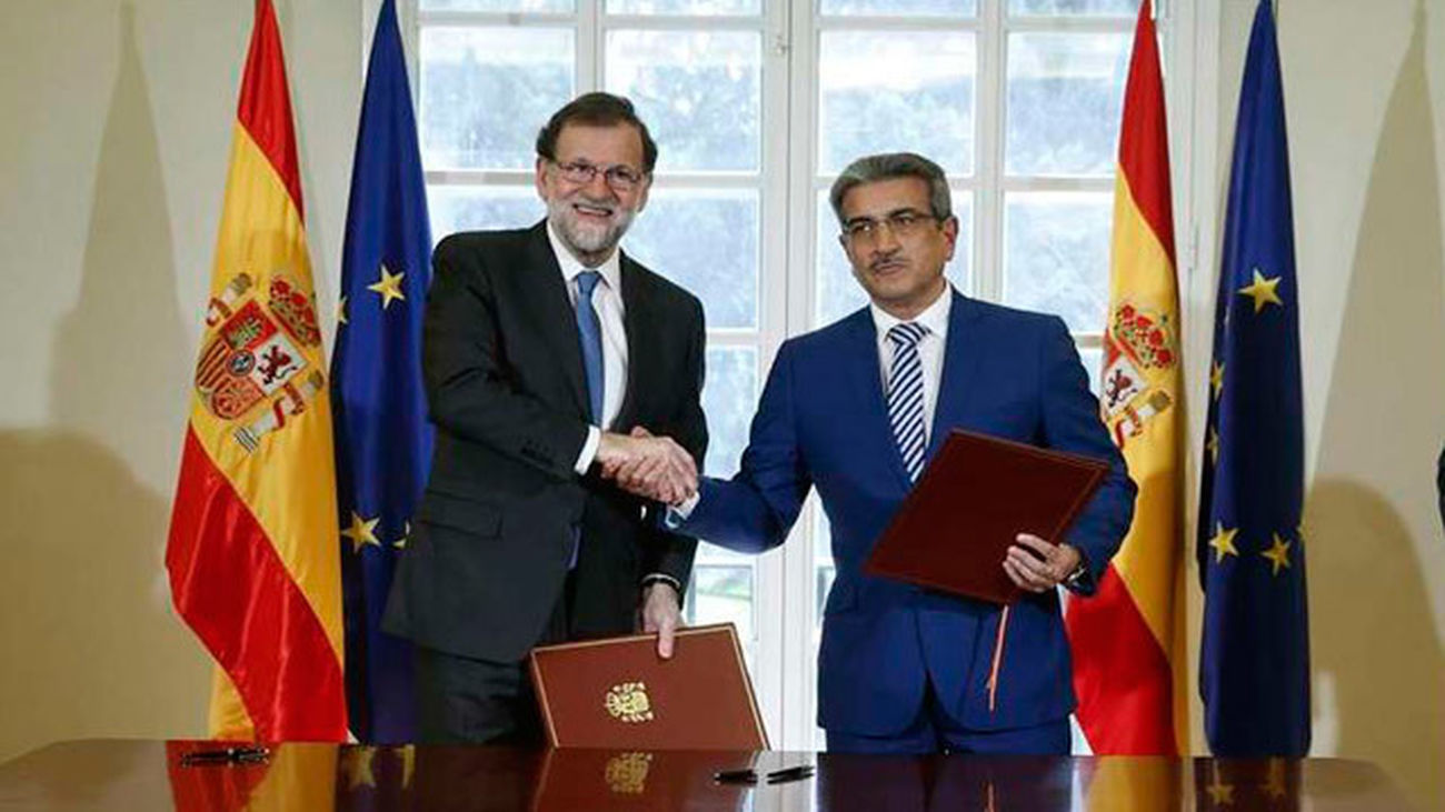 El presidente del Gobierno y del PP, Mariano Rajoy y el líder de Nueva Canarias, Román Rodríguez