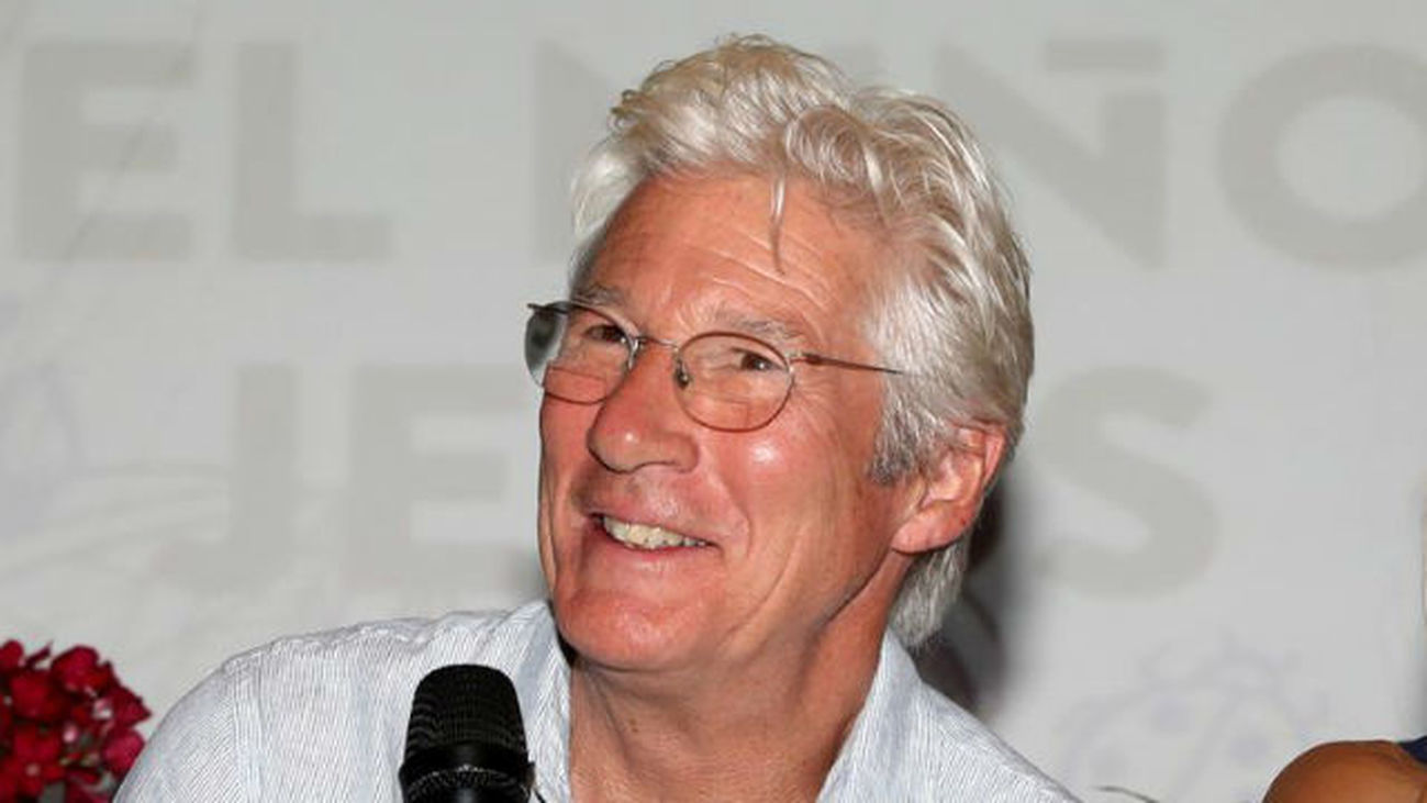 Un muro de 4 metros, 8 cámaras y una garita: el 'búnker' antipaparazzi de Richard Gere