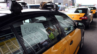 Barcelona vive un día sin taxis por la huelga contra Uber y Cabify